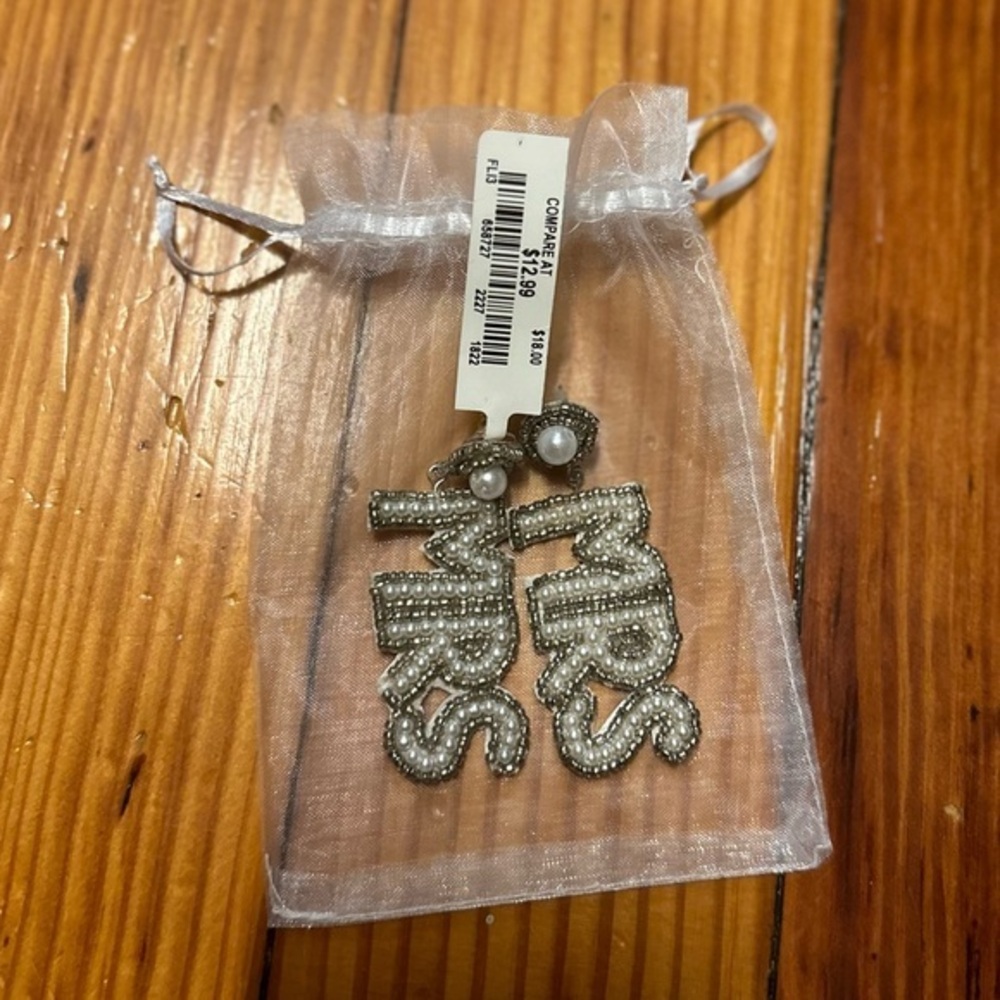 NWT White/Silver “MRS” earrings
